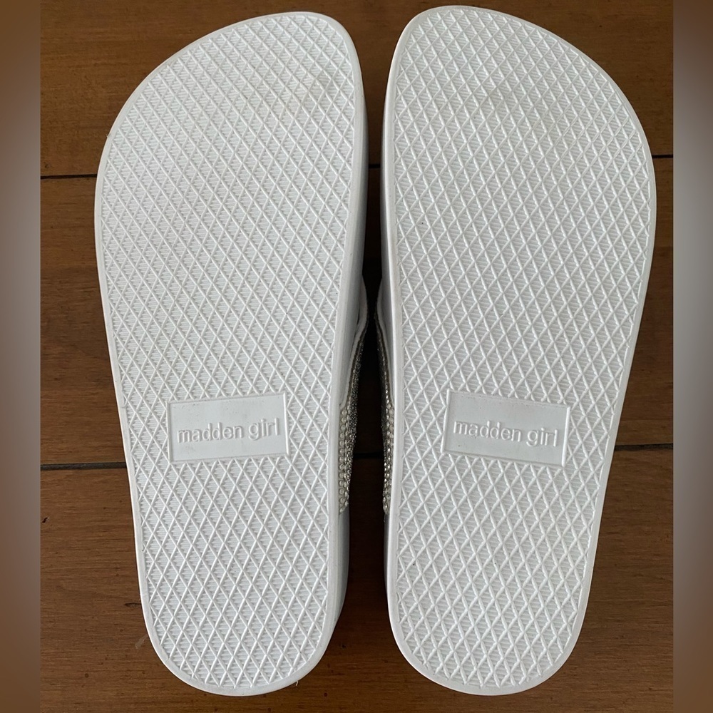 MADDEN GIRL Lola R Embellished Footbed Thong Sandal NWT Size 5M - Picture 3 of 7